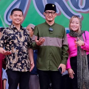 Dwi Hartono bersama istri, Andreana Wulandari dan Ustaz Zacky Mirza. (Instagram @klanhartono)